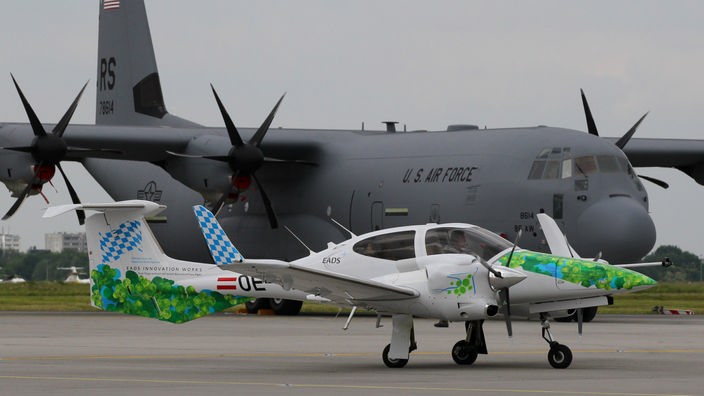 Ein Flugzeug des Typs Diamond DA42, angetrieben mit Biokraftstoff aus Algen.