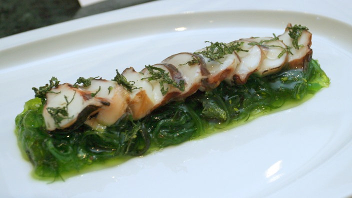 Wakame Seegras Salat mit Krakenscheiben auf einem Teller. | Bildquelle: WDR/dpa/XAMAX Wakame Seegras Salat mit Krakenscheiben auf einem Teller.
