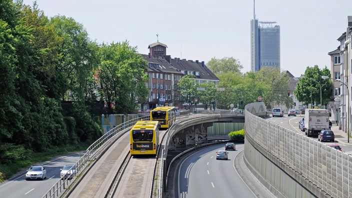 Eine Autobahn in einer Stadt, Autobahn A40, der Ruhrschnellweg vorbei an Wohnhäusern. 