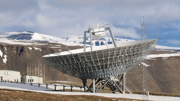 Photographie der Antenne, mit einer Bergkette im Hintergrund.