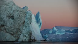 Eisberge an einem Fjord in Grönland