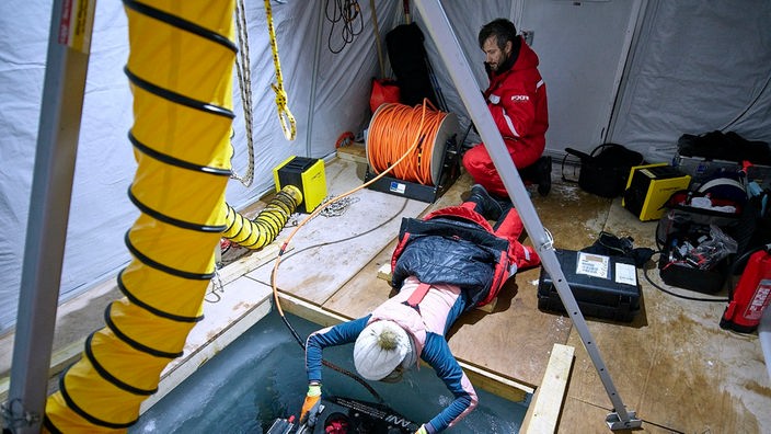 Wissenschaftler versenken den ferngesteuerten Tauchroboter, "Beast" im Arktischen Ozean.