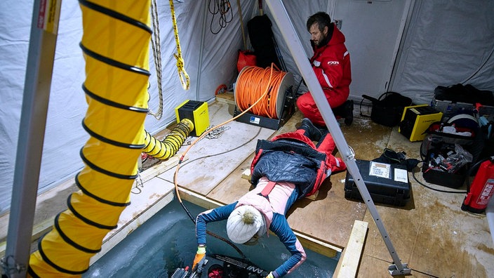 Wissenschaftler versenken den ferngesteuerten Tauchroboter, "Beast" im Arktischen Ozean. | Bildquelle: Alfred-Wegener-Institut, M. Gutsche Wissenschaftler versenken den ferngesteuerten Tauchroboter, "Beast" im Arktischen Ozean.