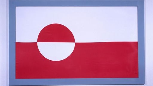 Die Flagge Grönlands mit weißem und roten Streifen.