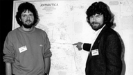 Reinhold Messner (re.) und Arved Fuchs stehen vor einer Karte der Antarktis