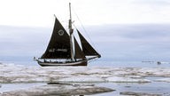 Der ehemalige Haikutter 'Dagmar Aan' auf seiner seit Mai 2002 dauernden Fahrt rund um den Nordpol.