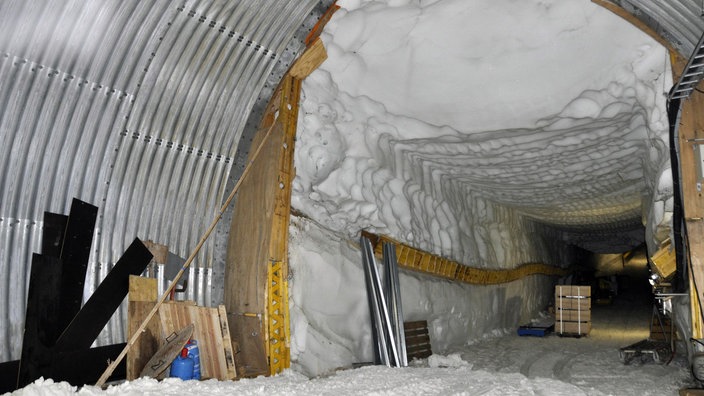 Vereiste Röhre in der Station Neumayer II | Bildquelle: picture-alliance/dpa Vereiste Röhre in der Station Neumayer II