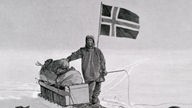 Schwarzweiß-Fotografie von Roald Amundsen