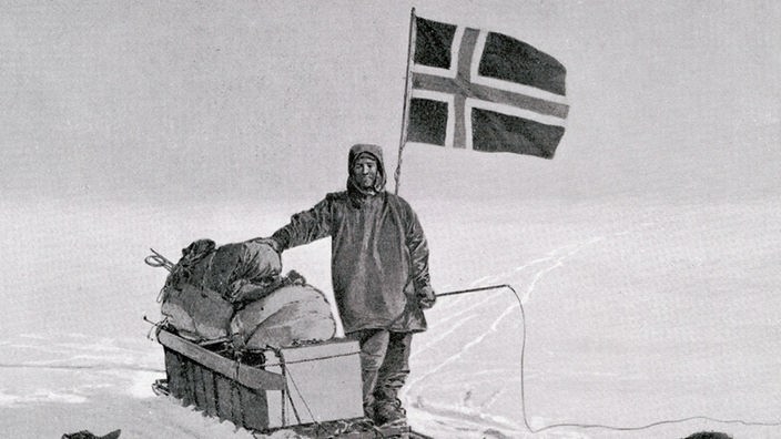 Schwarzweiß-Fotografie von Roald Amundsen.