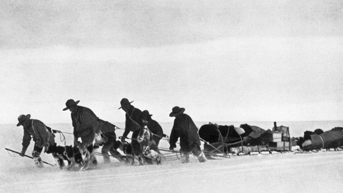 Scotts Team: Männer und Hunde ziehen Schlitten zum Kap Crozier | Bildquelle: WDR / INTERFOTO / Sammlung Rauch Scotts Team: Männer und Hunde ziehen Schlitten zum Kap Crozier