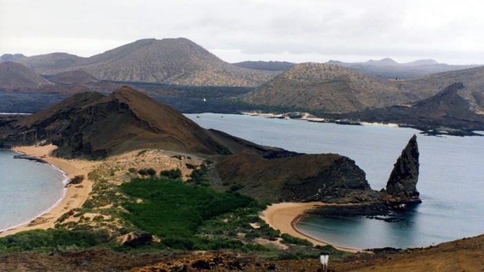 Blick auf die Insellandschaft der Galapagosinseln