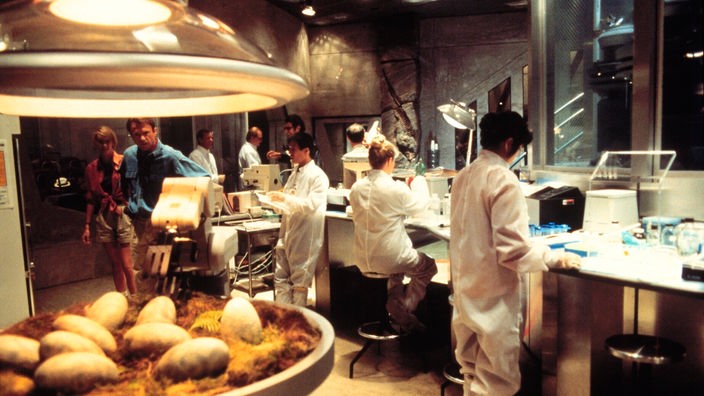 Szenenfoto aus "Jurassic Park" (1993): Sauriereier in einem Brutkasten im Labor