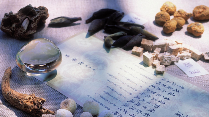 Heilkräuter, ein Bergkristall und chinesische Schriftzeichen, 1997 | Bildquelle: Mauritius Heilkräuter, ein Bergkristall und chinesische Schriftzeichen, 1997