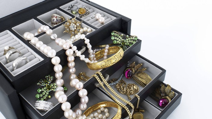 Schmuckkoffer mit Schmuck | Bildquelle: Imago/Westend61 Schmuckkoffer mit Schmuck