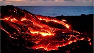 Lava fließt am frühen Morgen des Kilauea Vulkans ins Meer