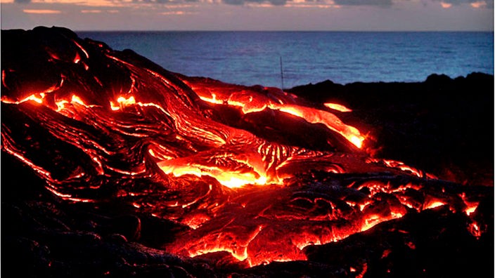Lava fließt vom Kilauea-Vulkan ins Meer