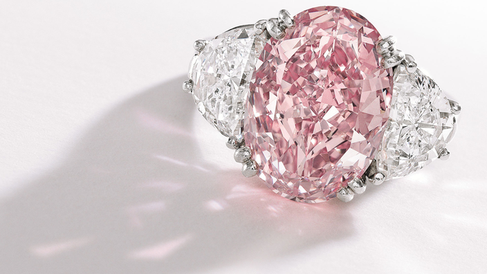 Ein pinkfarbener Diamantring