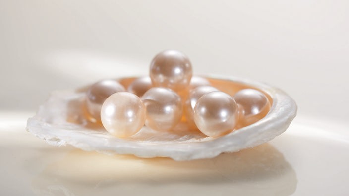 Perlen liegen in einer Muschelschale