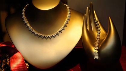 Schaufenster des Juweliers Tiffany in Paris. Eine Halskette und ein Armband sind ausgestellt.