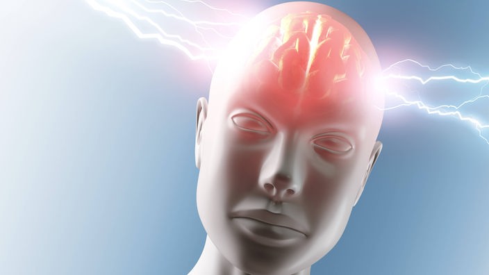Computerillustration: Blitze schlagen in das Gehirn eines Menschen ein