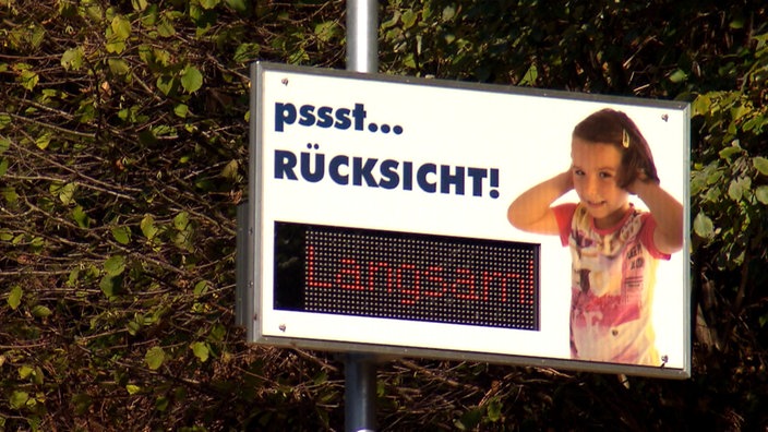 Ein Schild zeigt ein Mädchen, das sich die Ohren zuhält | Bildquelle: SWR Ein Schild zeigt ein Mädchen, das sich die Ohren zuhält