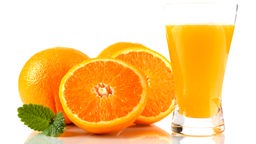 Ein Glas mit Orangensaft