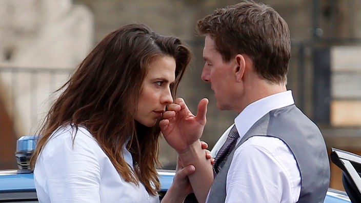 Eine Frau riecht an den Fingern eines Mannes (Szenenfoto aus "Mission Impossible 7")