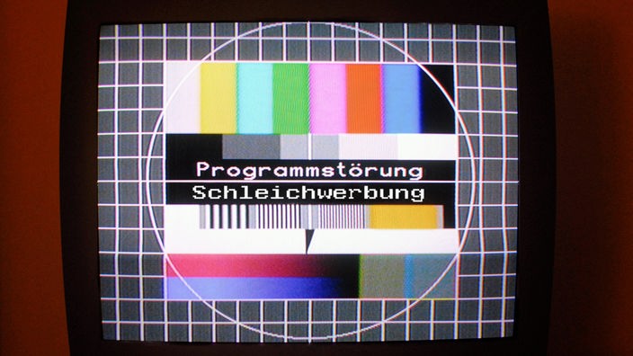 Altmodisches Fernseh-Testbild mit der Aufschrift "Programmstörung – Schleichwerbung"