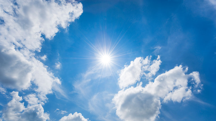 Sonne am blauen Himmel. | Bildquelle: picture alliance/dpa Sonne am blauen Himmel.