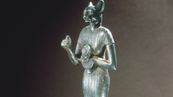 Statuette der katzenköpfigen Göttin Bastet mit löwenköpfiger Ägis.