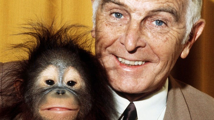 Bernhard Grzimek mit einem Affen im Arm