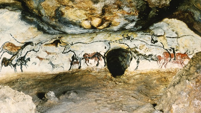 Die Höhlenmalerei zeigt mehrere Tiere, darunter Wild und Rinder.