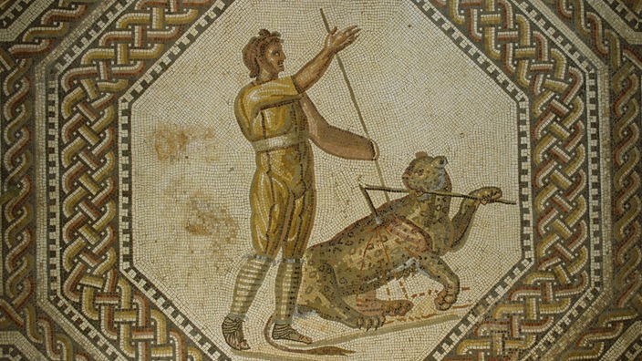 Römisches Mosaik: Zu sehen ist ein Gladiator, der mit einem Panther kämpft.
