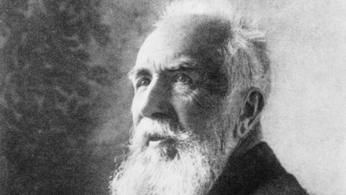 Schwarzweiß-Porträtfoto des deutschen Naturwissenschaftlers Ernst Haeckel mit langem weißen Bart