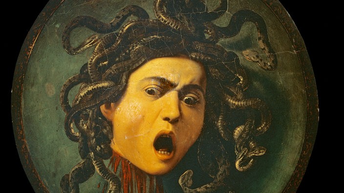 Das Ölbild zeigt einen abgeschlagenen Kopf mit aufgerissenem Mund, starrem Blick und Haaren, die wie Schlangen das Haupt umgeben. Aus dem Hals strömt Blut.