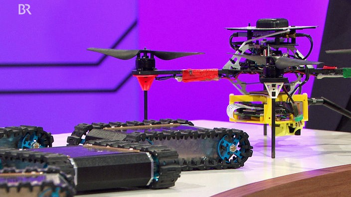 DLR-Drohnen und -Rover im Studio