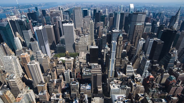 New York City: Blick vom Empire State Building über Manhattan nach Norden.