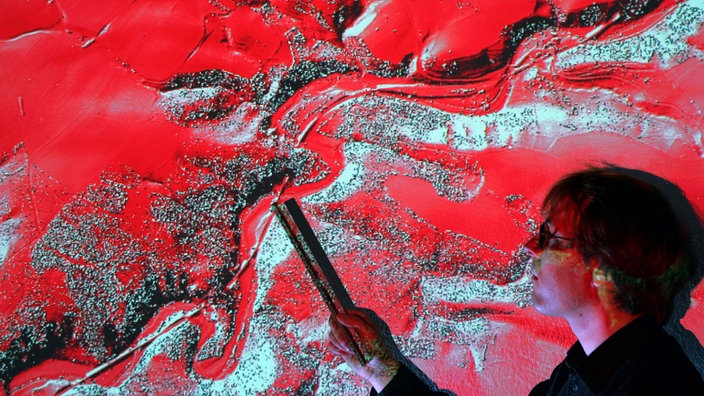 Ein Mann steht vor einem auf die Wand projezierten Satellitenbild des Sebnitztals. | Bildquelle: picture-alliance/ dpa/Jürgen Lösel Ein Mann steht vor einem auf die Wand projezierten Satellitenbild des Sebnitztals.