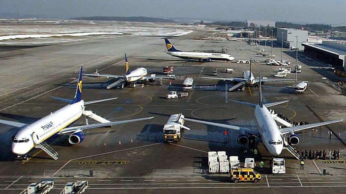 Maschinen der irischen Billigfluggesellschaft Ryanair stehen auf dem Flughafen Hahn | Bildquelle: dpa/Thomas Frey Maschinen der irischen Billigfluggesellschaft Ryanair stehen auf dem Flughafen Hahn