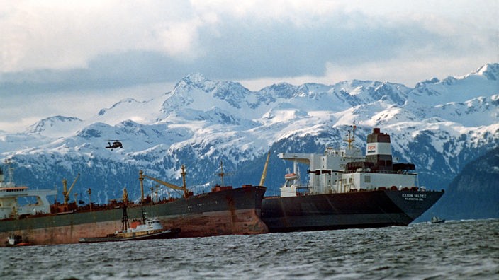 Der Tanker Baton Rouge versucht Öl aus dem auf Grund gelaufenen Tanker Exxon Valdez abzupumpen