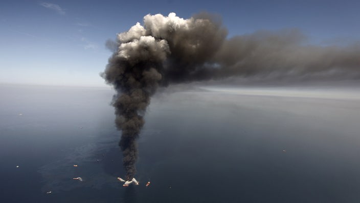 Luftannahme: Boote an brennender Ölplattform