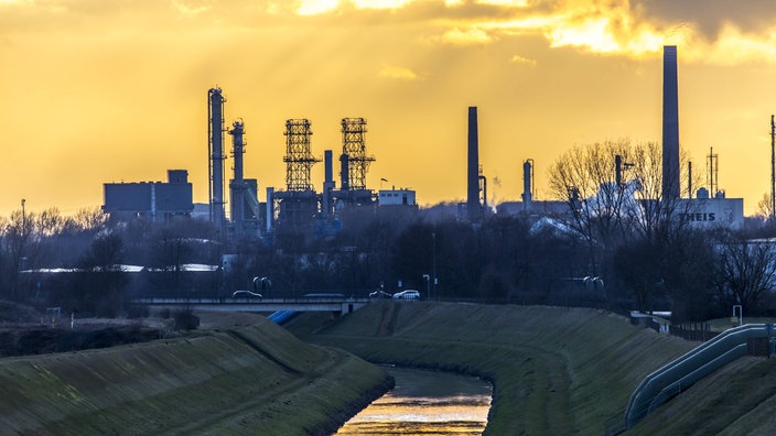 Kanalisierte Emscher vor Industrieanlagen | Bildquelle: Imago/Jochen Tack Kanalisierte Emscher vor Industrieanlagen