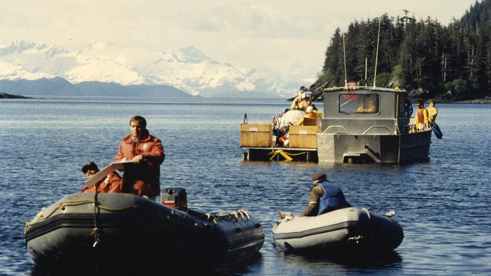 Schlauchboote und Fischerboot vor der Küste Alaskas