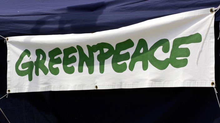 Greenpeace-Schriftzug auf Banner