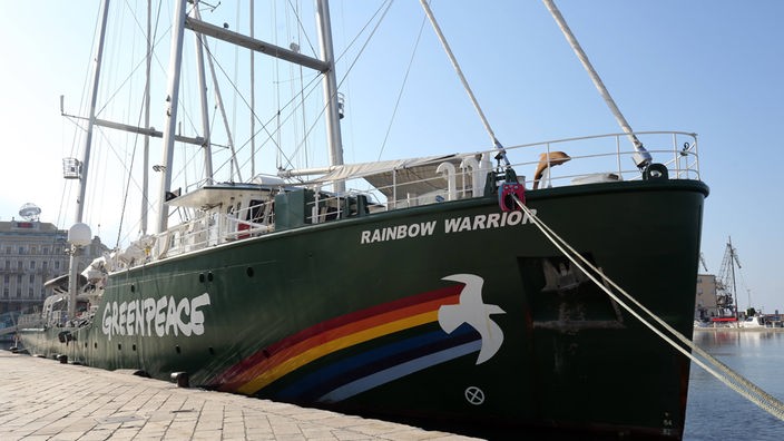 Rainbow Warrior III in einem Hafen