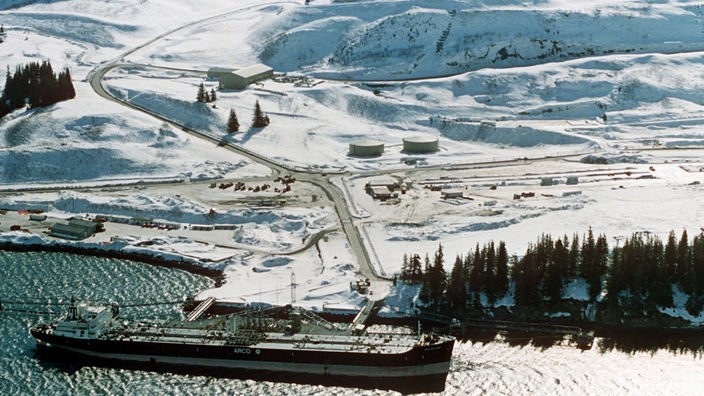 Der Tanker Exxon Valdez liegt an der arktischen Küste
