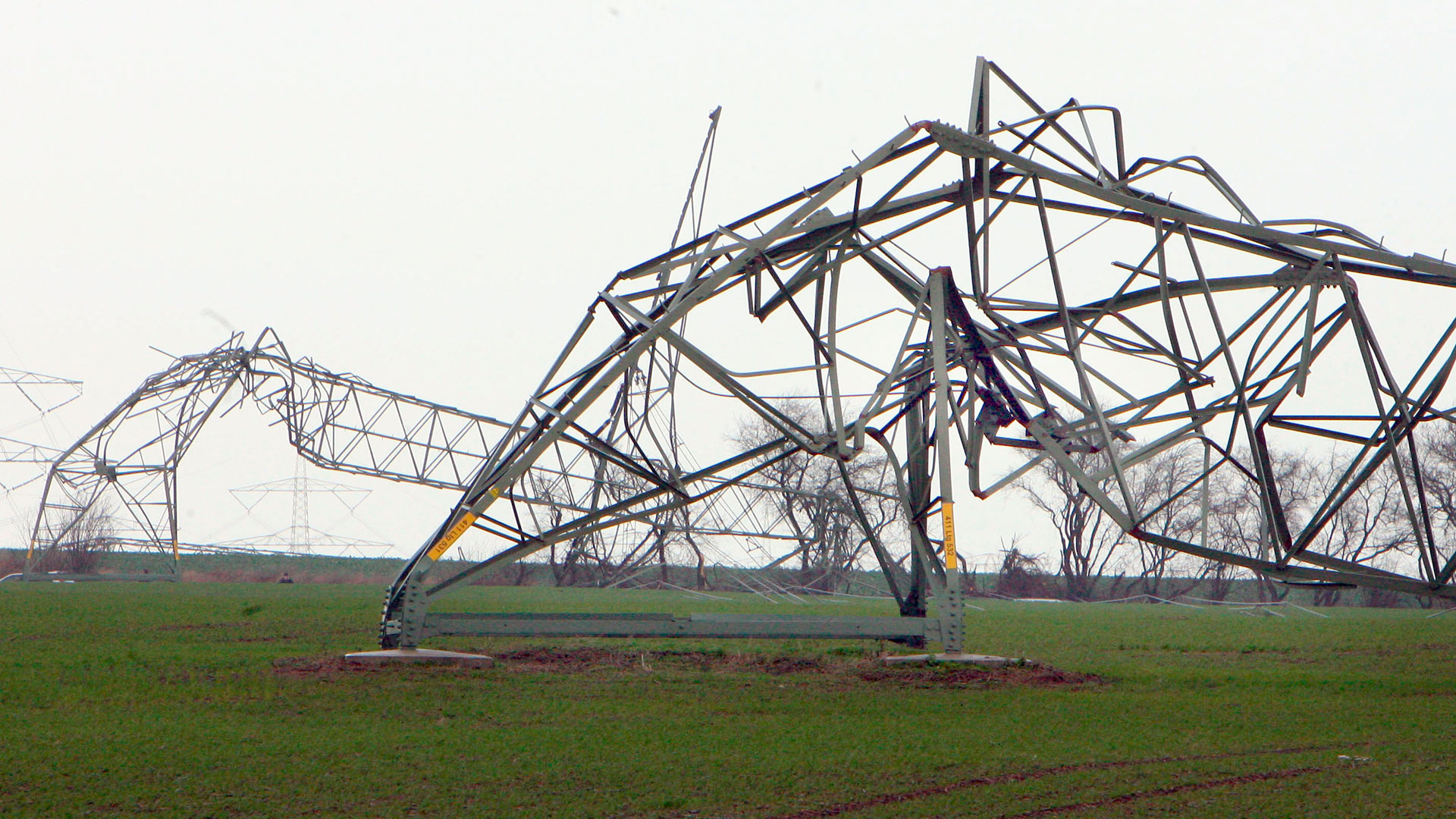 Vom Sturm umgeknickte Starkstrommasten. | Bildquelle: dpa Vom Sturm umgeknickte Starkstrommasten.