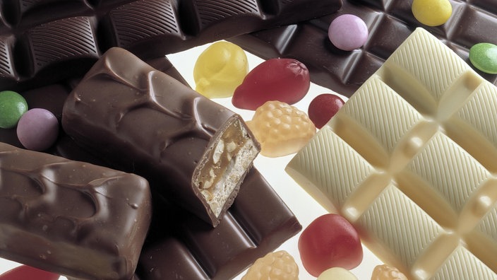 Schokoriegel, Schokoladentafeln und Gummibärchen nebeneinander. | Bildquelle: WDR/Mauritius Schokoriegel, Schokoladentafeln und Gummibärchen nebeneinander.