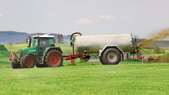 Traktor mit Gülle. | Bildquelle: WDR Traktor mit Gülle.