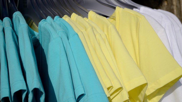 Ein weißes T-Shirt | Bildquelle: mauritius images Ein weißes T-Shirt